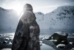 Dryrobe Advance Long Sleeve Black Camouflage - RECYCLED -Everyday Luxe 3F1A27752048 2024x2024 ab421a89 d8fd 499c aecd ee46c11ab669