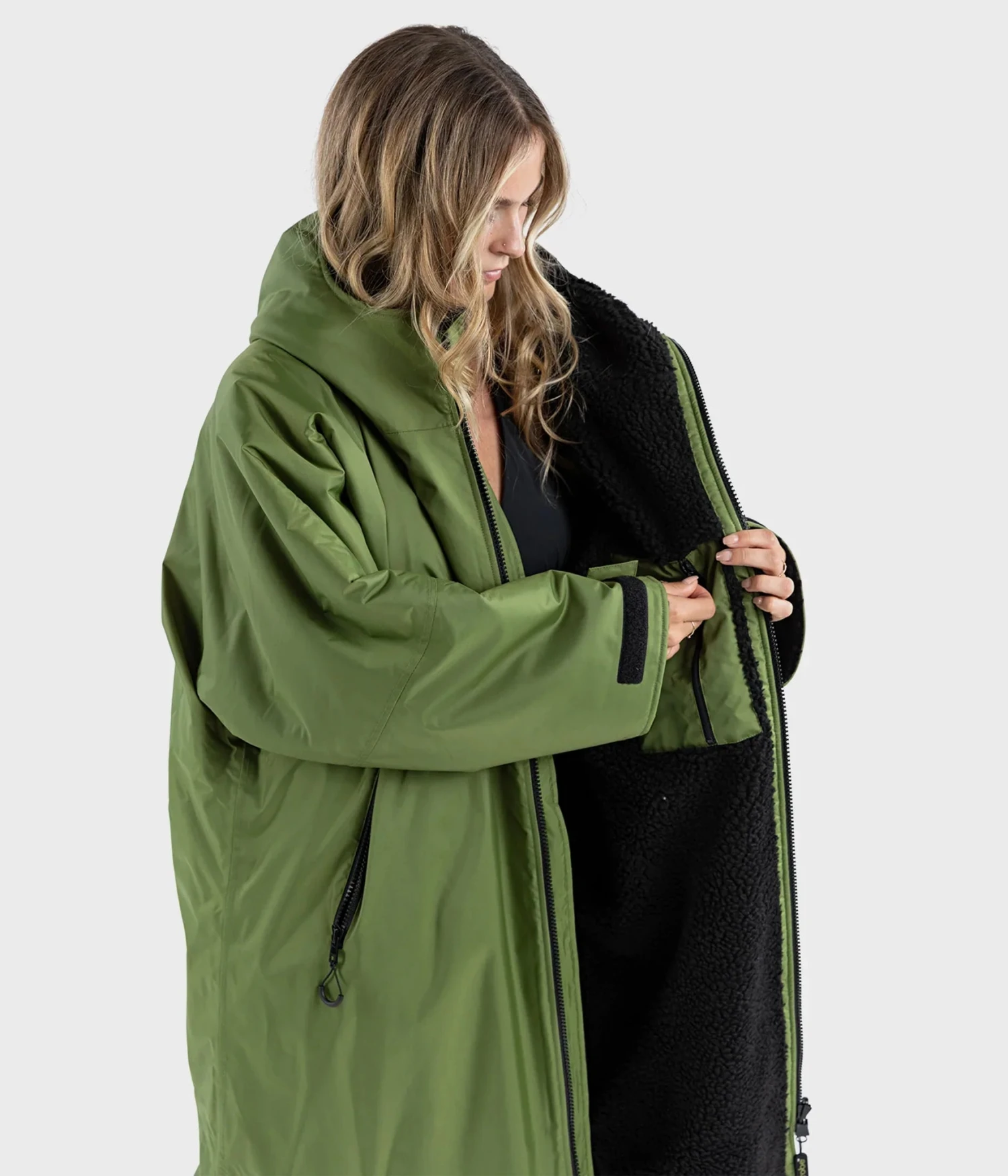 Dryrobe Advance Long Sleeve FOREST GREEN BLACK - RECYCLED 5 Dryrobe Advance Long Sleeve FOREST GREEN BLACK - RECYCLED - Image 3