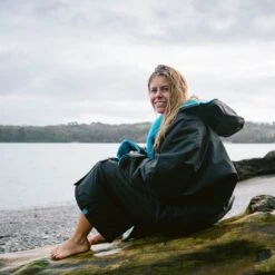 Dryrobe Advance Long Sleeve BLACK BLUE - RECYCLED -Everyday Luxe LS DA BB Katy TheraSea 27 2024x2024 d7c47d00 2cc8 4237 8677 5a6f5e71e57c