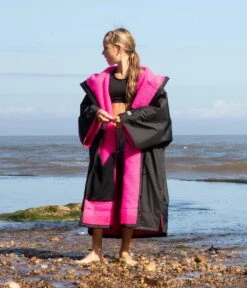 Dryrobe Advance Kids Short Sleeve BLACK PINK 15 Dryrobe Advance Kids Short Sleeve BLACK PINK -Everyday Luxe SS Black Pink 5 2024x2024 8218aba9 5fee 4c65 a7ea 903a772c4d41